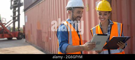 Head Manager Engineer lehren und vorstellen oder planen Business Logistics Konzept, Vorarbeiter steuern Ladecontainer Box von Fracht Frachtschiff für Lo Stockfoto