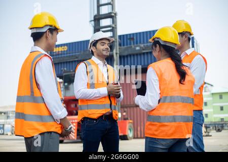 Head Manager Engineer lehren und vorstellen oder planen Business Logistics Konzept, Vorarbeiter steuern Ladecontainer Box von Fracht Frachtschiff für Lo Stockfoto