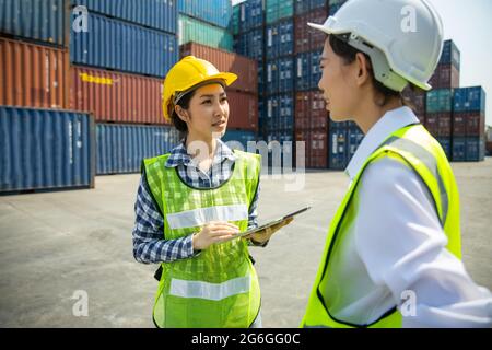 Head Manager Engineer lehren und vorstellen oder planen Business Logistics Konzept, Vorarbeiter steuern Ladecontainer Box von Fracht Frachtschiff für Log Stockfoto