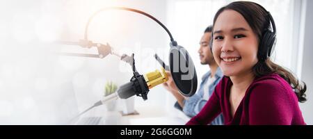 Zwei asiatische Gastgeber Radioaufnahme Podcast im Rundfunkstudio, asiatische Frau sprechen am Mikrofon mit Mann online zu Hause. Stockfoto