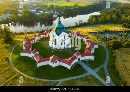 Luftaufnahme der Wallfahrtskirche des heiligen Johannes von Nepomuk auf dem Grünen Hügel bei Sonnenuntergang. Stockfoto