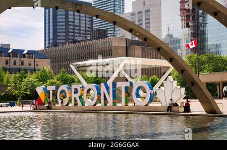 TORONTO, KANADA - 06 05 2021: Sommeransicht auf dem neuen TORONTO-Schild hinter dem Brunnen im Herzen der Stadt Toronto - Nathan Phillips Square neben der Stadt Stockfoto