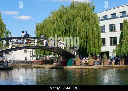 Brücke über den Regent's Canal bei Camden Lock, North London, Großbritannien Stockfoto