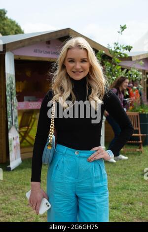 East Molesey, Surrey, Großbritannien. Juli 2021. Tänzerin und Model Abbie Quinnen. Quelle: Maureen McLean/Alamy Live News Stockfoto