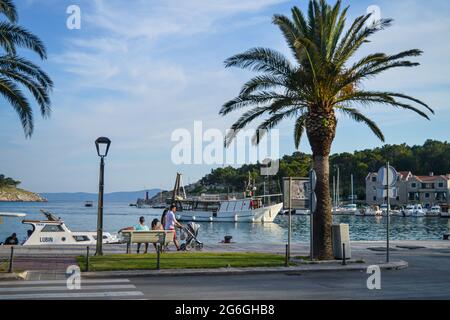 MAKARSKA, KROATIEN - 21. JUNI: Damm von Makarska in Makarska, Kroatien am 21. Juni 2019. Stockfoto