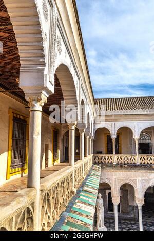 Kolonnade Bögen entlang des Haupthofes in der Casa de Pilatos (Haus des Pilatus), Sevilla, Andalusien, Spanien Stockfoto