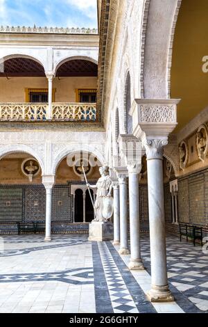 Die Skluptüre der Göttin Athene und die Kolonnaden führen entlang des Haupthofes der Casa de Pilatos (Haus des Pilatus), Sevilla, Andalusien, Spanien Stockfoto