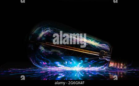 Bunte Hintergrundbilder mit Glühbirne und ipad Stockfoto