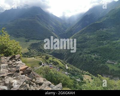 Blick von der Ruine der Villa-Challand Burg im Aostatal in den Alpen in Norditalien Stockfoto