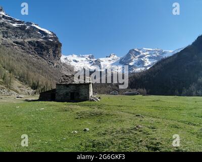 Die Piani di Verra Inferiori ein ebenes Gebiet auf halbem Weg zum Gipfel des Monte Rose in Norditalien im Val d'Ayas, Aosta Stockfoto