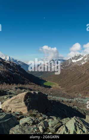 Das Ayas-Tal und die Piani di Verra inferiori aus der Sicht des Blu-Sees auf dem Monte Rose in Norditalien bei Aosta Stockfoto