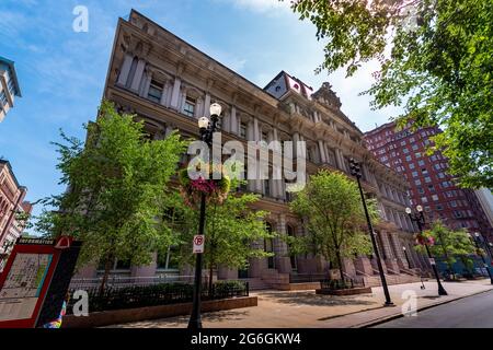 Saint Louis, MO – 5. Juli 2021; am Haupteingang des alten US-Zollhauses und Postgebäudes in der Innenstadt eines zweiten Nachkriegsgebäudes scheint Sonnenlicht Stockfoto