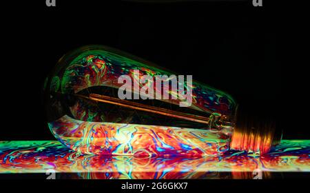 Bunte Hintergrundbilder mit Glühbirne und ipad Stockfoto