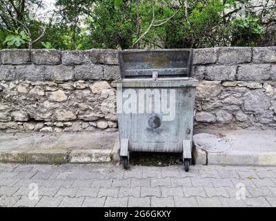 Mülleimer. Große Wurfkiste. Müllcontainer auf der Straße. Stockfoto