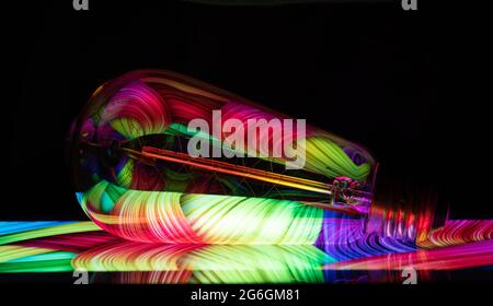 Bunte Hintergrundbilder mit Glühbirne und ipad Stockfoto