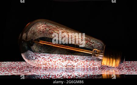 Bunte Hintergrundbilder mit Glühbirne und ipad Stockfoto