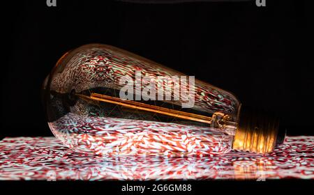 Bunte Hintergrundbilder mit Glühbirne und ipad Stockfoto