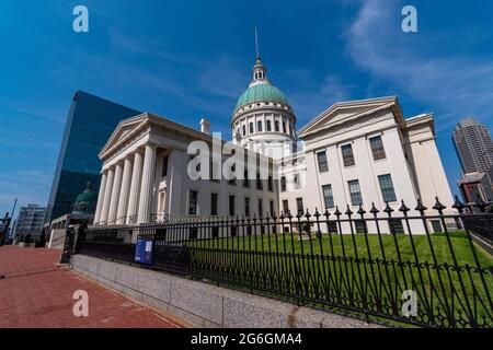 Saint Louis, MO – 5. Juli 2021; Blick aus der Nähe auf das weiß-kupferfarbene Old Court House im Gateway Arch National Park, ehemalige Regierung von Louisia Stockfoto