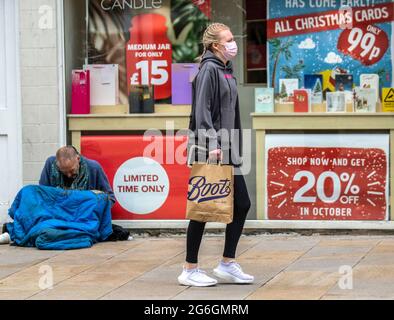 Preston, Lancashire. UK Wetter 6. Juli 2021 Obdachloser Mann in schlechter Gesundheit sitzt auf dem Bürgersteig vor dem Kartengeschäft Verkauf von Weihnachtskarten. Menschen, die Obdachlosigkeit erfahren, insbesondere Menschen, die rauh schlafen, sind während der Pandemie stark gefährdet. Bei ihnen besteht eine dreimal höhere Wahrscheinlichkeit für eine chronische Erkrankung, einschließlich Atemwegserkrankungen wie COPD. Kredit; MediaWorldImages/AlamyLiveNews Stockfoto