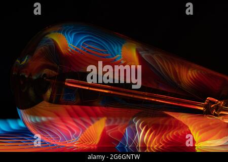 Bunte Hintergrundbilder mit Glühbirne und ipad Stockfoto