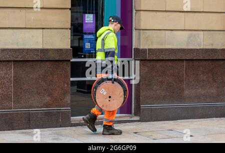 Preston, Lancashire. Uk Business 6. Juli 2021. UK Business; Ultraschnelles Glasfaserbreitband wird von Finer Engineering (City Fiber Project) für Unternehmen im Stadtzentrum von Preston installiert. Die Regierung hat sich zum Ziel gesetzt, dass bis 2025 mindestens 85 % der britischen Standorte Zugang zu Gigabit-Breitband haben sollen. Sie sagte, sie werde „versuchen, die Einführung weiter zu beschleunigen, um so nahe wie möglich an 100 % zu kommen“. Gigabit-fähige Breitbandverbindungen können durch eine Reihe von Technologien bereitgestellt werden, darunter: Vollfaserverbindungen, Hochgeschwindigkeits-Kabelbreitbandnetze und potenziell 5G-Netze. Quelle: MediaWorldImages/AlamyLiveNews Stockfoto