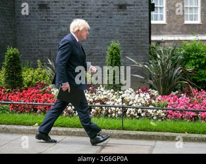 LONDON, ENGLAND, 05 2021. JULI, der britische Premierminister Boris Johnson verlässt die Downing Street 10, um in Covid-19 Briefing zu gehen. Fast alle Covid-19-Einschränkungen, einschließlich des Tragens von Gesichtsmasken und sozialer Distanzierung, werden ab dem 19. Juli aufgehoben.Quelle: Lucy North/Alamy Live News Stockfoto