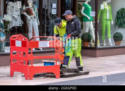 Preston, Lancashire. Uk Business 6. Juli 2021. UK Business; ultraschnelles Glasfaser-Breitband wird von Finer Engineering (City Fibre Project) für Unternehmen im Stadtzentrum von Preston installiert. Die Regierung hat sich zum Ziel gesetzt, dass bis 2025 mindestens 85 % der Gebäude im Vereinigten Königreich über einen Gigabit-Breitbandzugang verfügen sollen. Sie erklärte, sie werde sich bemühen, die Einführung weiter zu beschleunigen, um so nahe wie möglich an 100 % heranzukommen. Gigabit-fähiges Breitband kann durch eine Reihe von Technologien bereitgestellt werden, einschließlich Full-Fibre-Verbindungen, Hochgeschwindigkeits-Kabel-Breitband und möglicherweise 5G-Netzwerke. Kredit: MediaWorldImages/AlamyLiveNews Stockfoto