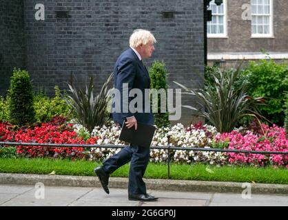 LONDON, ENGLAND, 05 2021. JULI, der britische Premierminister Boris Johnson verlässt die Downing Street 10, um in Covid-19 Briefing zu gehen. Fast alle Covid-19-Einschränkungen, einschließlich des Tragens von Gesichtsmasken und sozialer Distanzierung, werden ab dem 19. Juli aufgehoben.Quelle: Lucy North/Alamy Live News Stockfoto