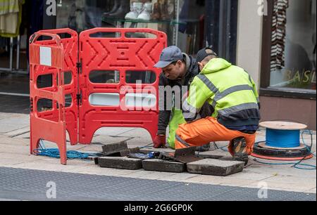 Preston, Lancashire. Uk Business 6. Juli 2021. UK Business; Ultraschnelles Glasfaserbreitband wird von Finer Engineering (City Fiber Project) für Unternehmen im Stadtzentrum von Preston installiert. Die Regierung hat sich zum Ziel gesetzt, dass bis 2025 mindestens 85 % der britischen Standorte Zugang zu Gigabit-Breitband haben sollen. Sie sagte, sie werde „versuchen, die Einführung weiter zu beschleunigen, um so nahe wie möglich an 100 % zu kommen“. Gigabit-fähige Breitbandverbindungen können durch eine Reihe von Technologien bereitgestellt werden, darunter: Vollfaserverbindungen, Hochgeschwindigkeits-Kabelbreitbandnetze und potenziell 5G-Netze. Quelle: MediaWorldImages/AlamyLiveNews Stockfoto