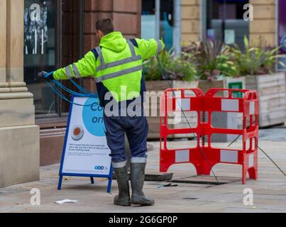 Preston, Lancashire. Uk Business 6. Juli 2021. UK Business; Ultraschnelles Glasfaserbreitband wird von Finer Engineering (City Fiber Project) für Unternehmen im Stadtzentrum von Preston installiert. Die Regierung hat sich zum Ziel gesetzt, dass bis 2025 mindestens 85 % der britischen Standorte Zugang zu Gigabit-Breitband haben sollen. Sie sagte, sie werde „versuchen, die Einführung weiter zu beschleunigen, um so nahe wie möglich an 100 % zu kommen“. Gigabit-fähige Breitbandverbindungen können durch eine Reihe von Technologien bereitgestellt werden, darunter: Vollfaserverbindungen, Hochgeschwindigkeits-Kabelbreitbandnetze und potenziell 5G-Netze. Quelle: MediaWorldImages/AlamyLiveNews Stockfoto