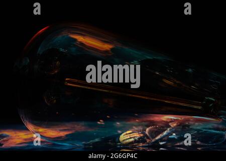 Bunte Hintergrundbilder mit Glühbirne und ipad Stockfoto