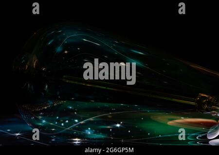 Bunte Hintergrundbilder mit Glühbirne und ipad Stockfoto