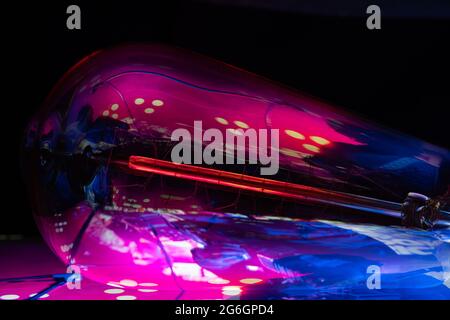 Bunte Hintergrundbilder mit Glühbirne und ipad Stockfoto