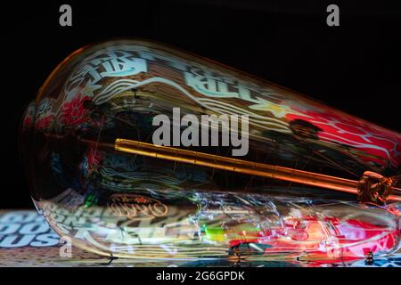 Bunte Hintergrundbilder mit Glühbirne und ipad Stockfoto