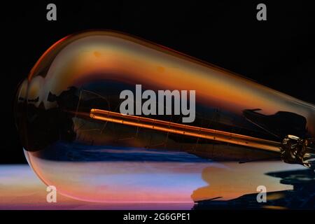 Bunte Hintergrundbilder mit Glühbirne und ipad Stockfoto