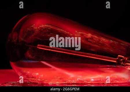 Bunte Hintergrundbilder mit Glühbirne und ipad Stockfoto