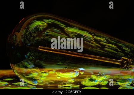 Bunte Hintergrundbilder mit Glühbirne und ipad Stockfoto