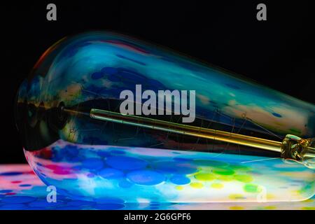 Bunte Hintergrundbilder mit Glühbirne und ipad Stockfoto