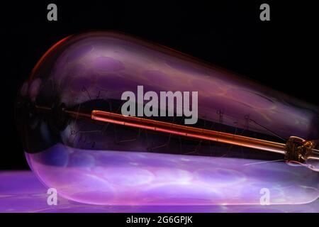 Bunte Hintergrundbilder mit Glühbirne und ipad Stockfoto