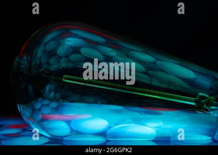 Bunte Hintergrundbilder mit Glühbirne und ipad Stockfoto