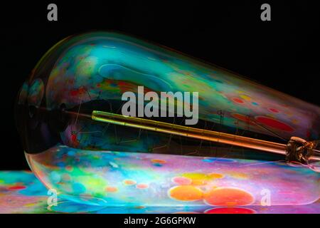 Bunte Hintergrundbilder mit Glühbirne und ipad Stockfoto