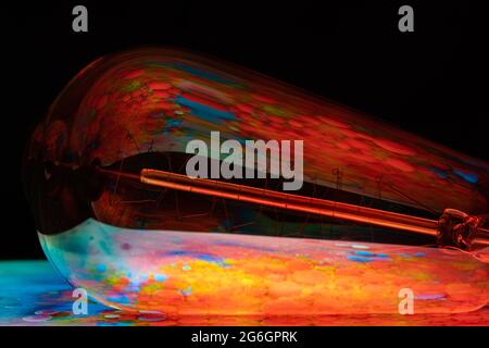 Bunte Hintergrundbilder mit Glühbirne und ipad Stockfoto