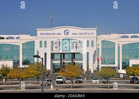 Zweisprachige Schilder über der Vorderseite und dem Eingang der Staatsanwaltschaft von Dubai, die männliche Porträts und einen blauen Himmel façade, Vereinigte Arabische Emirate, Vereinigte Arabische Emirate, baute Stockfoto