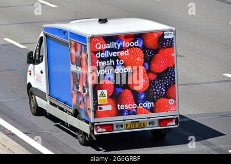 Luftbild oben und hinten auf Tesco Supermarkt van einer Lebensmittelversorgungskette Einzelhandel Geschäft Transport Lieferung Online-Lebensmitteleinkauf auf der britischen Autobahn Stockfoto