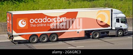 Ocado online Supermarkt Internet Lebensmittelgeschäft Einzelhandel Geschäft Lebensmittel Lieferkette Grafik Anhänger & lkw Lieferung LKW LKW Transport UK Autobahn Stockfoto