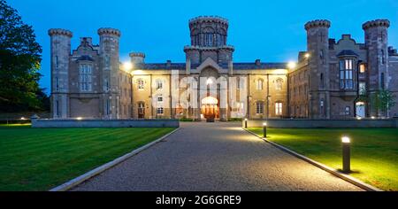 Eingang und beleuchtete façade des historischen, denkmalgeschützten Landhauses Studley Castle in Warwickshire, England Stockfoto