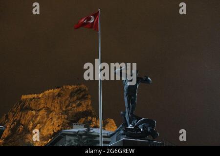 Nachtansicht des Afyonkarahisar Stadtplatzes, des Siegesdenkmals und des Afyonkarahisar Schlosses Stockfoto