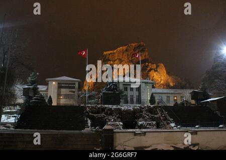 Nachtansicht des Afyonkarahisar Stadtplatzes, des Siegesdenkmals und des Afyonkarahisar Schlosses Stockfoto