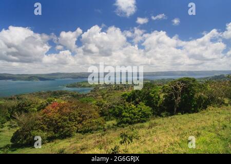 Arenalsee und umliegende Landschaft, Provinz Alajuela, Costa Rica Stockfoto