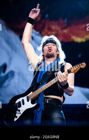 ZÜRICH, HALLENSTADION, SCHWEIZ: Adrian Smith, Gitarrist der britischen Band Iron Maiden, spielt live auf der Bühne im Hallenstadion in Zürich, für die „Legacy of Beast“ Welttournee 2018 Stockfoto